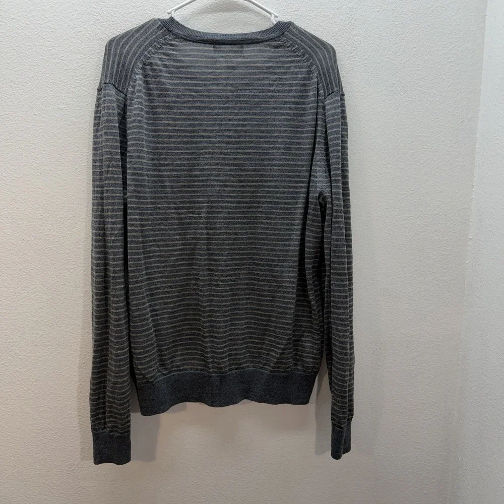Banana Republic Men's V-Neck 100% Merino Wool Sweater Gray Striped Size L Preppy